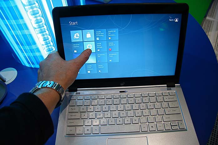 Fotografia mostrante un esempio di utilizzo del pollice nel mezzo di uno schermo di un device ibrido.