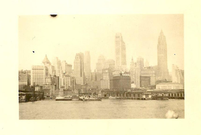 Una fotografia dello skyline di New York City, scattata dal nonno dell'autore, probabilmente negli anni '30.