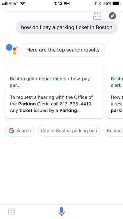 L'app di Google Assistant sull'iPhone con i risultati della query “how do I pay a parking ticket in Boston”, che mostra risultati solo marginalmente correlati al contenuto voluto.