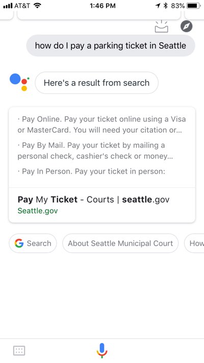 La app di Google Assistant sull'iPhone con i risultati della query “how do I pay a parking ticket in Seattle”, che mostra quasi gli stessi risultati della pagina web desktop a cui si è fatto riferimento prima.