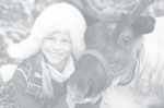 Un bambino che abbraccia felicemente una renna carina e per niente minacciosa